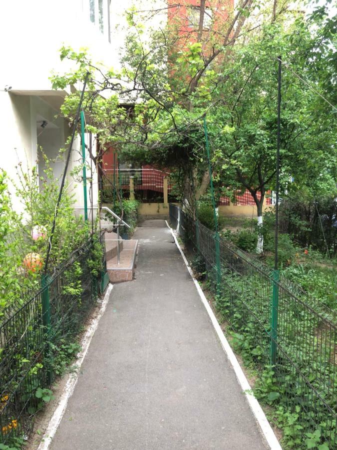 בוקרשט Green Apartment With Terrace 12 מראה חיצוני תמונה